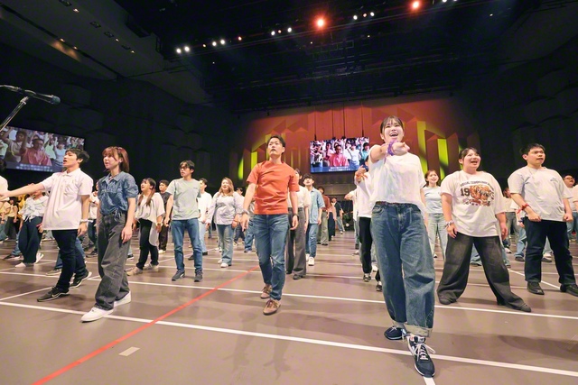 10代、20代のメンバーが躍動のダンスと合唱を披露。各県で練習に励みながら、オンラインで絆を深め合った数カ月間。集大成となるステージでは、不屈の心で成長の日々を送る決意を込めた