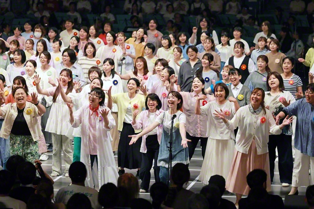 30代、40代の女性による弾ける笑顔と歌声が、場内を包み込んだ
