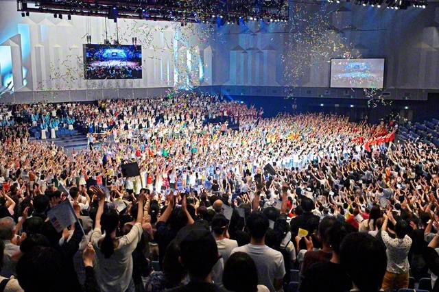 青藍の誓いが光った「SHIKOKU　LINK　FES　2026」。四国4県の青年たちが、今いる場所で希望と平和の心を広げ、未来へとつなげる決意を固めた（アスティとくしまで）