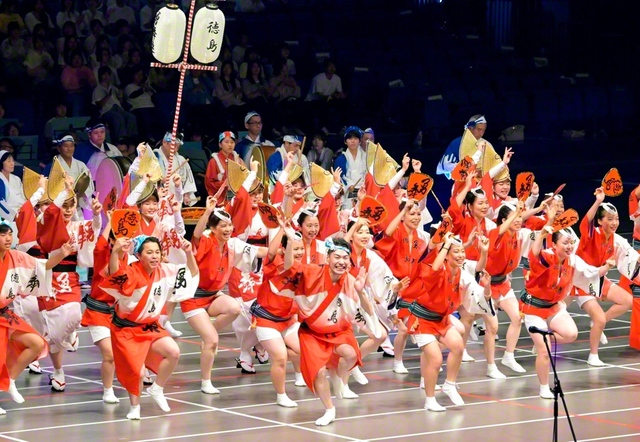 徳島の青年たちは、にぎやかな調べに合わせ、阿波踊りを