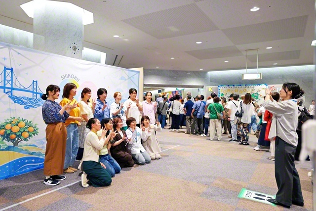 入り口のフォトコーナーで記念撮影。奥には各県の有志が制作した展示が並ぶ