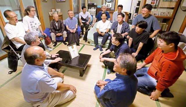 白鷺地区の壮年・男子部座談会。男子部の篠良明さんが司会を務め、にぎやかな雰囲気で行われた（20日、中野区内で）