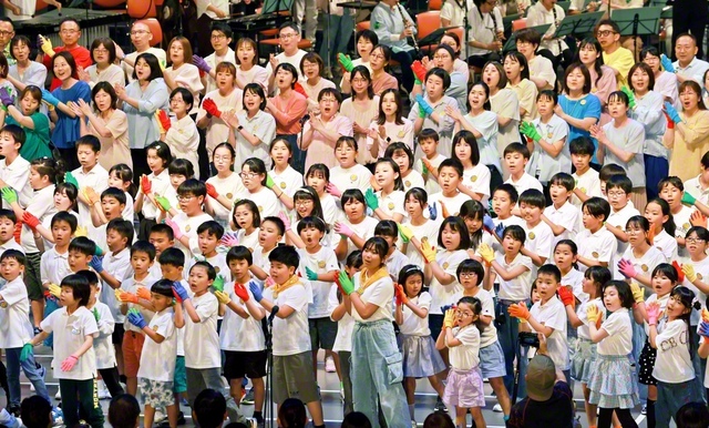 小学生と保護者が平和への祈りを込めて、はつらつと合唱。あるメンバーは「毎回の練習には仲良しの友だちがいて、とっても楽しかった」と。親子で練習した日々も、皆で声を合わせたステージも生涯の宝物に