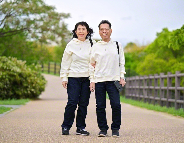 今月20日、夫妻は結婚33周年を迎えた。藤川さん㊨は若い頃、“学会嫌い”だったというが、学会員の真貴子さんと出会い、大きく変わったと感謝する
