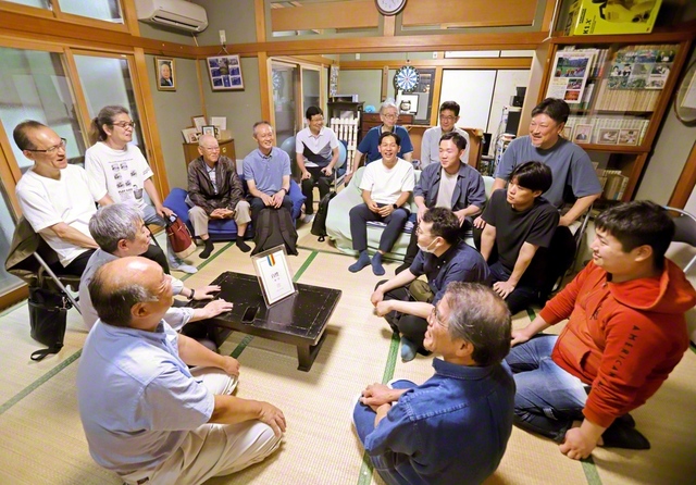 白鷺地区の壮年・男子部座談会。男子部の篠良明さんが司会を務め、にぎやかな雰囲気で行われた（20日、中野区内で）
