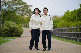 今月20日、夫妻は結婚33周年を迎えた。藤川さん㊨は若い頃、“学会嫌い”だったというが、学会員の真貴子さんと出会い、大きく変わったと感謝する