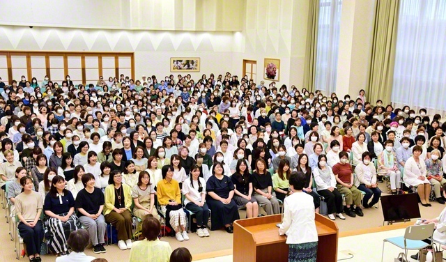 那須女性部長が出席し、朗らかに行われた第1新潟・第3新潟総県女性部の集い（21日、新潟池田文化会館で）
