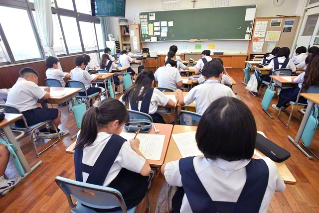 絵の見学後に行われた作文の授業。思い思いに平和を願う言葉をつづった（同）