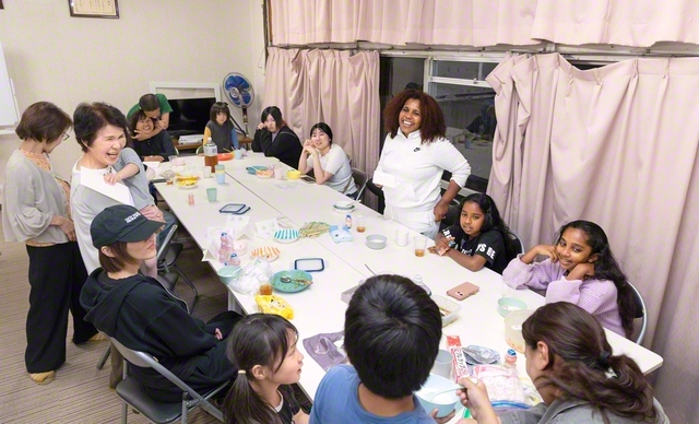 団地内の集会所で行われたカレーパーティー後、参加者同士で歓談のひととき（先月）
