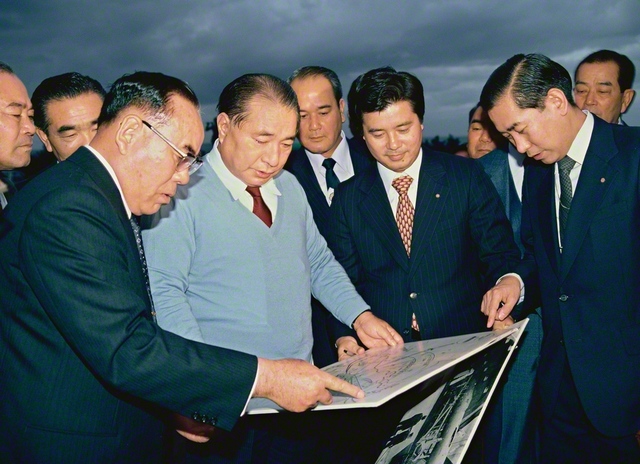 沖縄研修道場を初訪問し、視察する池田先生（1983年3月）
