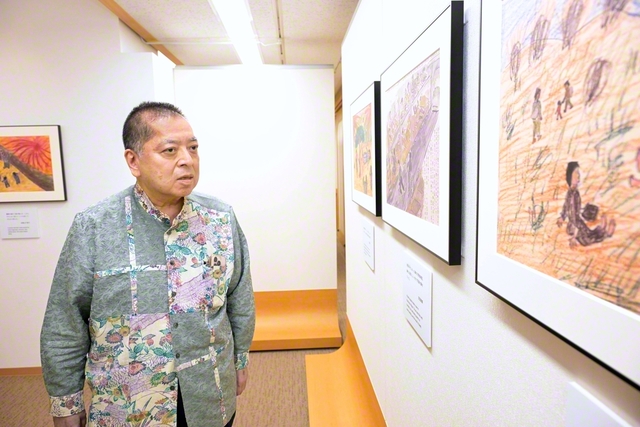「沖縄戦の絵」を見学する佐藤氏