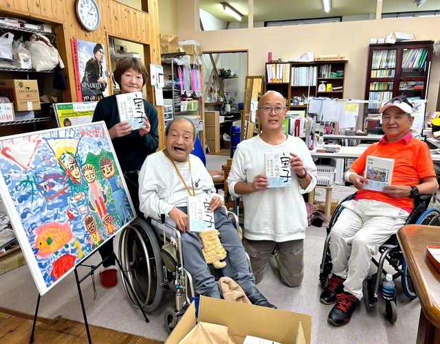 「きぼう・未来・水俣」のスタッフと『「宝子」の叫び』の完成を喜ぶ胎児性患者の長井勇さん（左から2人目）、松永幸一郎さん（右端）