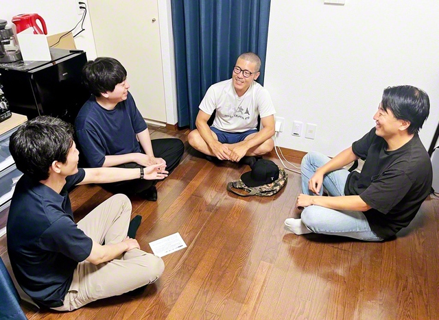 古茂田さん（右から2人目）が部長を務める東京の杉並総区・太陽部の部活。笑い声があふれる雰囲気の中にも真剣な語らいが広がり、新たな前進の力が生まれている
