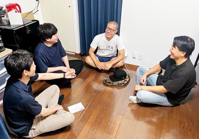 古茂田さん（右から2人目）が部長を務める東京の杉並総区・太陽部の部活。笑い声があふれる雰囲気の中にも真剣な語らいが広がり、新たな前進の力が生まれている