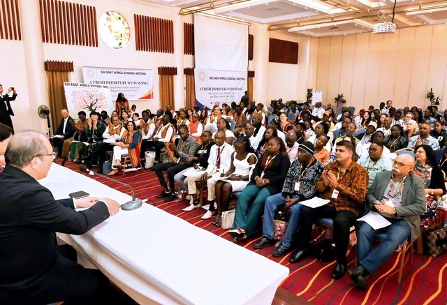 世界広布の新たな波を起こしゆく東アフリカ総会。近隣諸国の同志を迎えたケニアの友は祈りに祈り、緻密な打ち合わせと連携を重ね、大成功に導いた（ナイロビで）