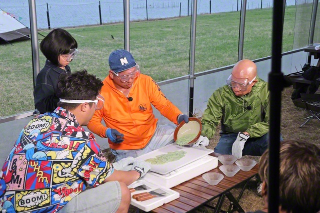 「ウコギのロールアイス」を作る出演者ら