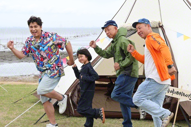 撮影の合間に番宣写真を撮る出演者ら
