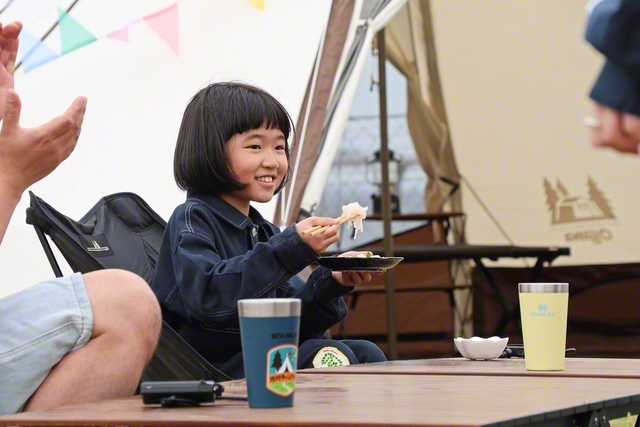 VTR視聴の合間に試食する永尾柚乃