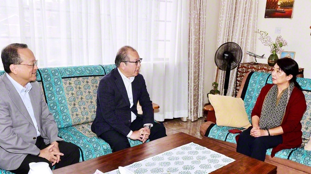 ケニアのオダリ理事長㊨を励ます谷川SGI理事長㊥