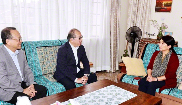 ケニアのオダリ理事長㊨を励ます谷川SGI理事長㊥