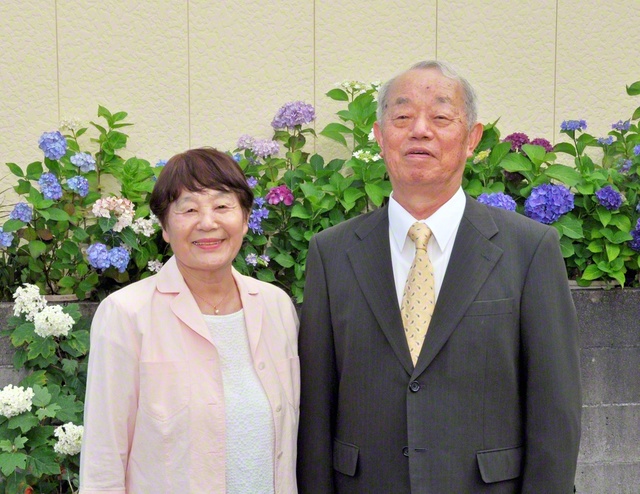 小杉みき子さん㊧と夫の光男さん