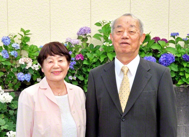 小杉みき子さん㊧と夫の光男さん