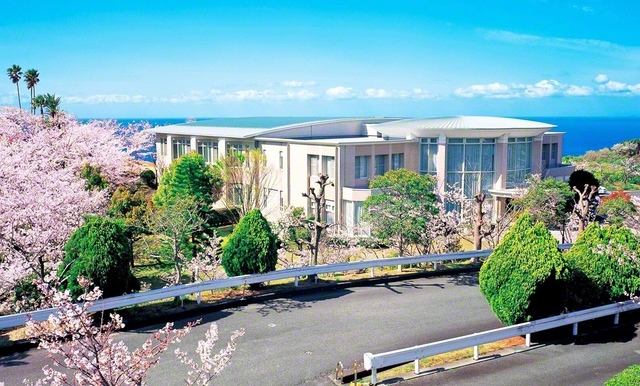 関西研修道場の敷地内に立つ関西白浜平和納骨堂・常楽納骨堂（和歌山・白浜町）