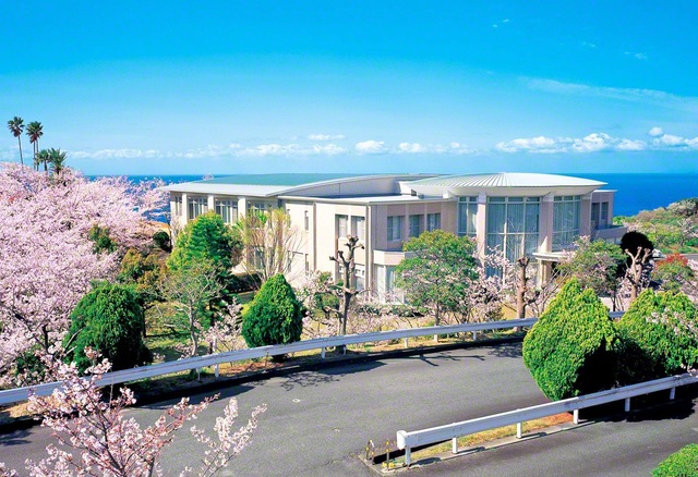 関西研修道場の敷地内に立つ関西白浜平和納骨堂・常楽納骨堂（和歌山・白浜町）