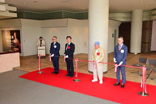 開幕式では新潟県立近代美術館の澤田佳三館長（右端）らがテープカットを（26日、新潟県立近代美術館で）