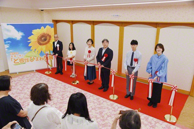 「ど根性ひまわり」展のテープカット。開幕式では未来部の代表が活動体験を発表し、宮城県青葉少年少女合唱団が元気な歌声を披露した（東北国際女性会館で）