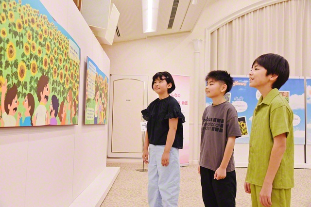 展示を見学する少年少女部員