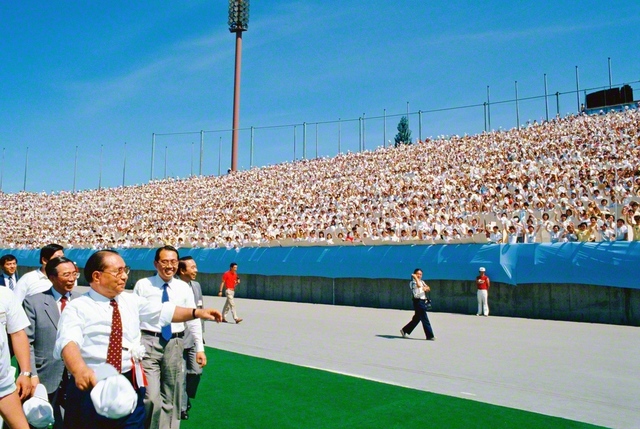 1983年8月14日、第3回世界平和文化祭の開会前に、池田先生がグラウンドを1周。この日を目指してきた友にエールを送った（北海道の真駒内屋外競技場〈当時〉で）