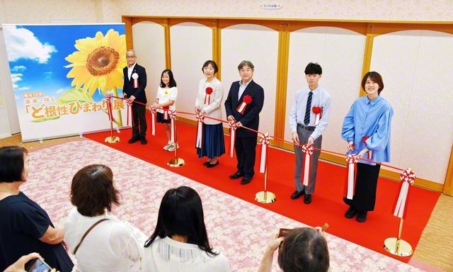 「ど根性ひまわり」展のテープカット。開幕式では未来部の代表が活動体験を発表し、宮城県青葉少年少女合唱団が元気な歌声を披露した（東北国際女性会館で）