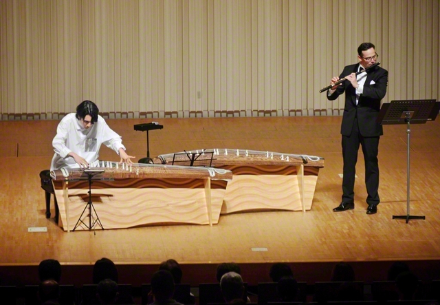 公演では宮城道雄作曲の「春の海」などを披露。観客からは「静けさの中に響く、2人の息ぴったりな演奏に心を奪われました」などの声があった（栃木・大田原市の那須野が原ハーモニーホールで）