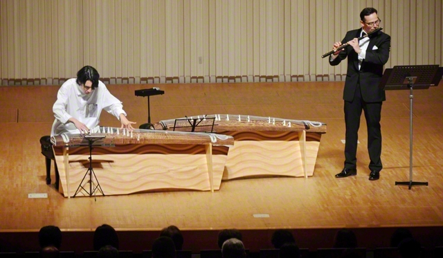公演では宮城道雄作曲の「春の海」などを披露。観客からは「静けさの中に響く、2人の息ぴったりな演奏に心を奪われました」などの声があった（栃木・大田原市の那須野が原ハーモニーホールで）
