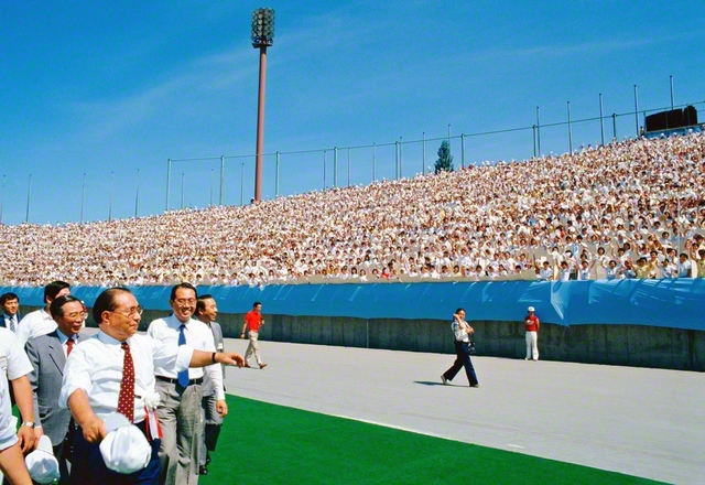 1983年8月14日、第3回世界平和文化祭の開会前に、池田先生がグラウンドを1周。この日を目指してきた友にエールを送った（北海道の真駒内屋外競技場〈当時〉で）