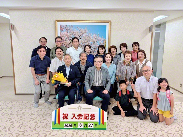 にぎやかに行われた瀧澤さん（最前列左端）の入会記念勤行会。山崎東海道長（同左から2人目）をはじめ、同志が盛大に祝福した（27日）
