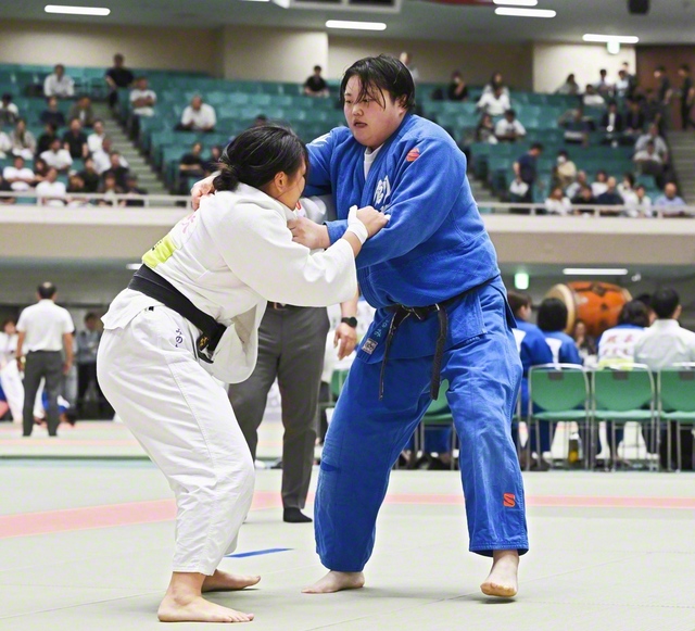気迫を前面に出して挑んだ小沼るみ選手㊨（27日、日本武道館で）