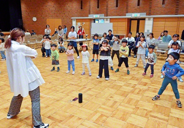 昨年のキッズフェスタで行われたダンスの体験レッスン。子どもたちが音楽に合わせて楽しく体を動かした（北海道・江別市で）