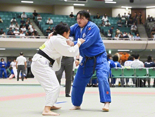 気迫を前面に出して挑んだ小沼るみ選手㊨（27日、日本武道館で）
