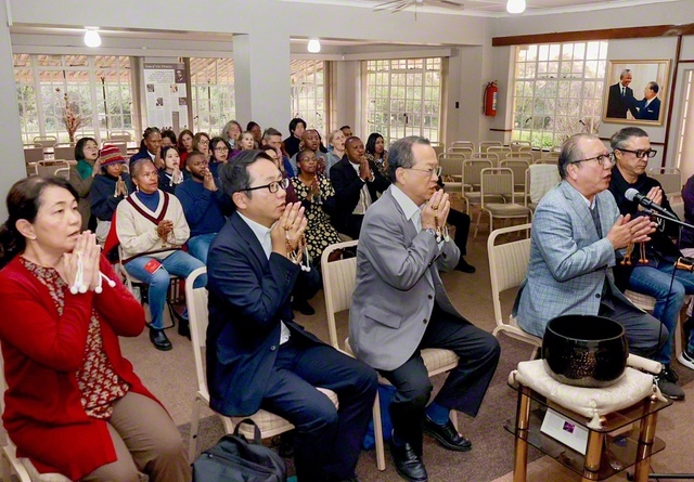 谷川SGI理事長を中心に開かれた、南アフリカ会館での勤行会（26日）
