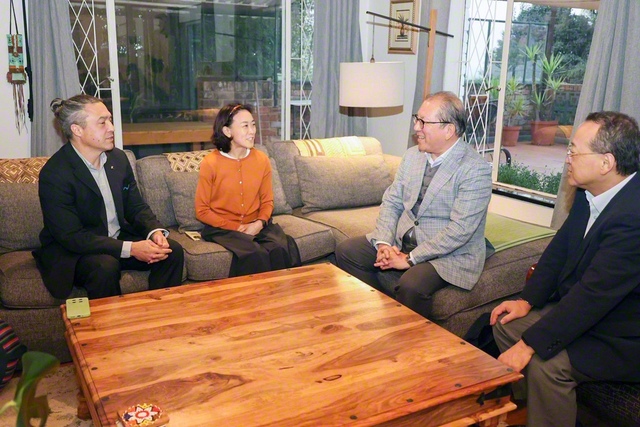アンソニー・ジョージ支部長（左端）、妻のジュンコさん（左から2人目）と語る谷川SGI理事長（25日）