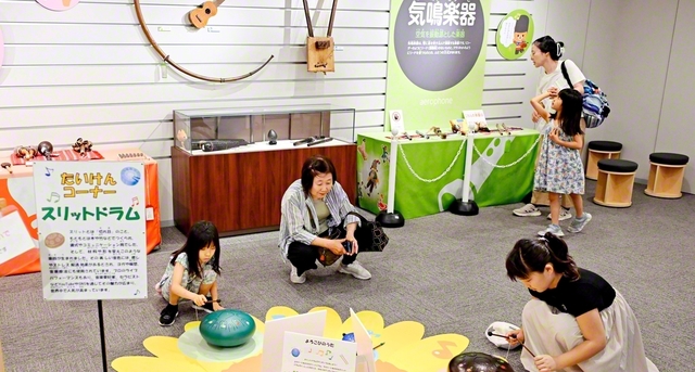 昨年の「こどものための世界民族楽器展」。連日、家族連れでにぎわった（民音音楽博物館で）