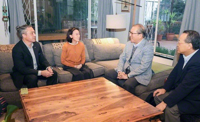 アンソニー・ジョージ支部長（左端）、妻のジュンコさん（左から2人目）と語る谷川SGI理事長（25日）