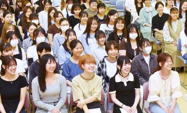 青春勝利を約し合った関西女子学生部の友（関西文化会館で）