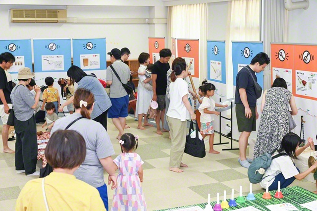 石川・金沢市で昨年開かれた「キッズ楽器体験展」。参加者は思い思いに楽器を鳴らし、多彩な音色を体験した（昨年8月）