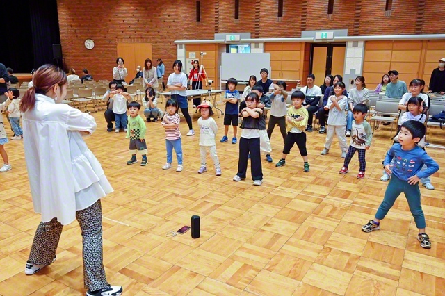 昨年のキッズフェスタで行われたダンスの体験レッスン。子どもたちが音楽に合わせて楽しく体を動かした（北海道・江別市で）