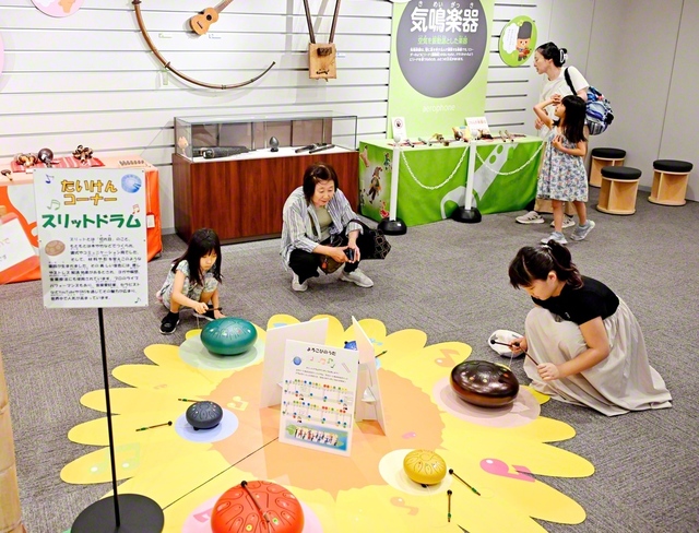 昨年の「こどものための世界民族楽器展」。連日、家族連れでにぎわった（民音音楽博物館で）