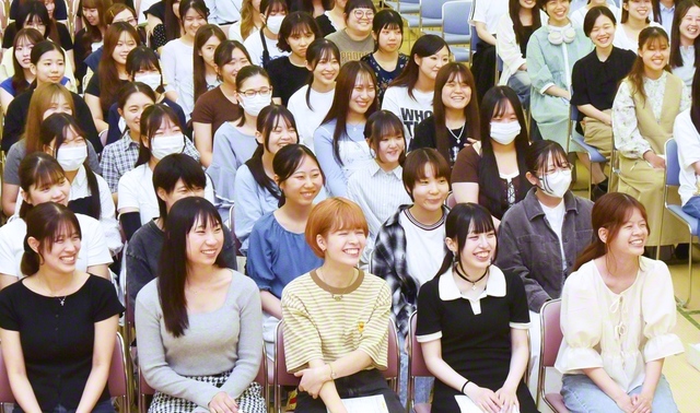 青春勝利を約し合った関西女子学生部の友（関西文化会館で）