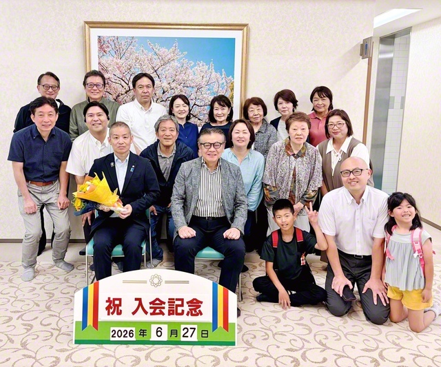 にぎやかに行われた瀧澤さん（最前列左端）の入会記念勤行会。山崎東海道長（同左から2人目）をはじめ、同志が盛大に祝福した（27日）
